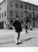 Brevbärare Werner Filipsson i början av 1900-talet. Fotot troligen taget  1905, i korsningen av Kungs- och Västra Hamngatorna i Göteborg. I hörnhuset är nu Apoteket Enhörningen inrymt. Västra hamnkanalen igenlades 1903-1905.