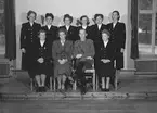 Lottagrupp på examensdagen på F 3 Östgöta flygflottilj, 1949. Grupporträtt tillsammans med instruktör, inomhus.