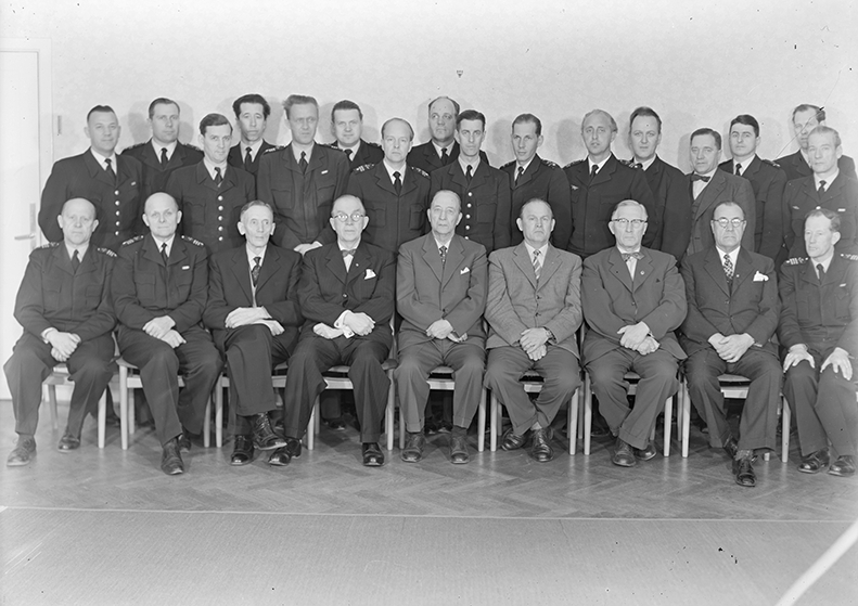 Underofficerskåren på F 3 Östgöta flygflottilj, 1954. Grupporträtt inomhus.