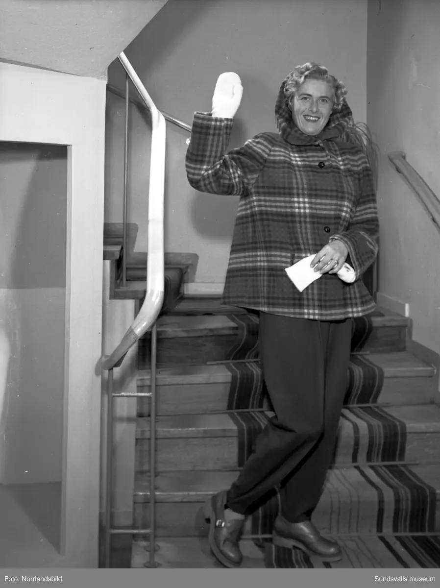 Mannekänguppvisning på Knaust. En av modellerna är fru Wallgren.