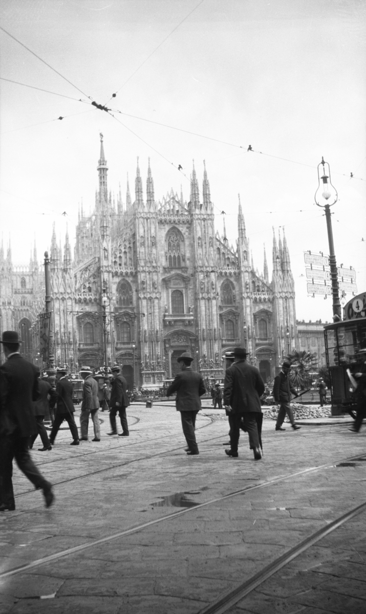 Fotoarkivet etter Gunnar Knudsen. Feriebilde. Domkirken i Milano, Italia