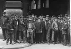 Strejkande franska postmän franför l´Hotel des Postes i Paris, 7 juni 1929.