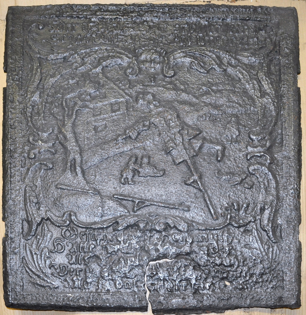 Fra protokollen (R. Berge):
Omn i ei høgd (botnplate vantar) med støypemynster i barok. Bakplata hev øvst denne innskrifti: "Alles thut in Jesu Nahm" "und so reths(?) drauf ein glaube Amen". 
Under denne ein stor sjaubladd blom, i kvart krunblad ordet: IESVS, i blomcentrum bokstavane A.M.E.N. Under blomen ymse motiv. Under desse att innskrifti: "Jesu beistand in der (Arbeit Jeder tag sein) Arbeit hat die uns mühel(?) früh und spät soll sie men von statten(?) gehen So müss Jesus bei dir stehen."
ST Anno (Jahr)  MT 1668 (Aarst. utydelegt).
Framstamnen som bakstamnen, men vantar alt som er nedanfor blomen.
Langsidune hev eit stort landskap, med ein islagd kanal(?), der ein mann gjeng paa (is)styltrur; han hev mist den eine og held paa aa dette i koll. Bak honom paa isen ser ein folk skuvar kvarandre paa kjolke. Bak kanalen landskap. Ikring bilætet er ei raame av baroksveivar. Yvi raama er ei innskrift, som luar: "Wer will närsisch(?) grösser sein Schadt ihm (je?) ... legt umehr ein."
Under bilætet au tysk innskrift, men støypingi er paa baae platune so utydeleg at ein fær kje samanheng i ho. 
Hyrneskinune vantar.