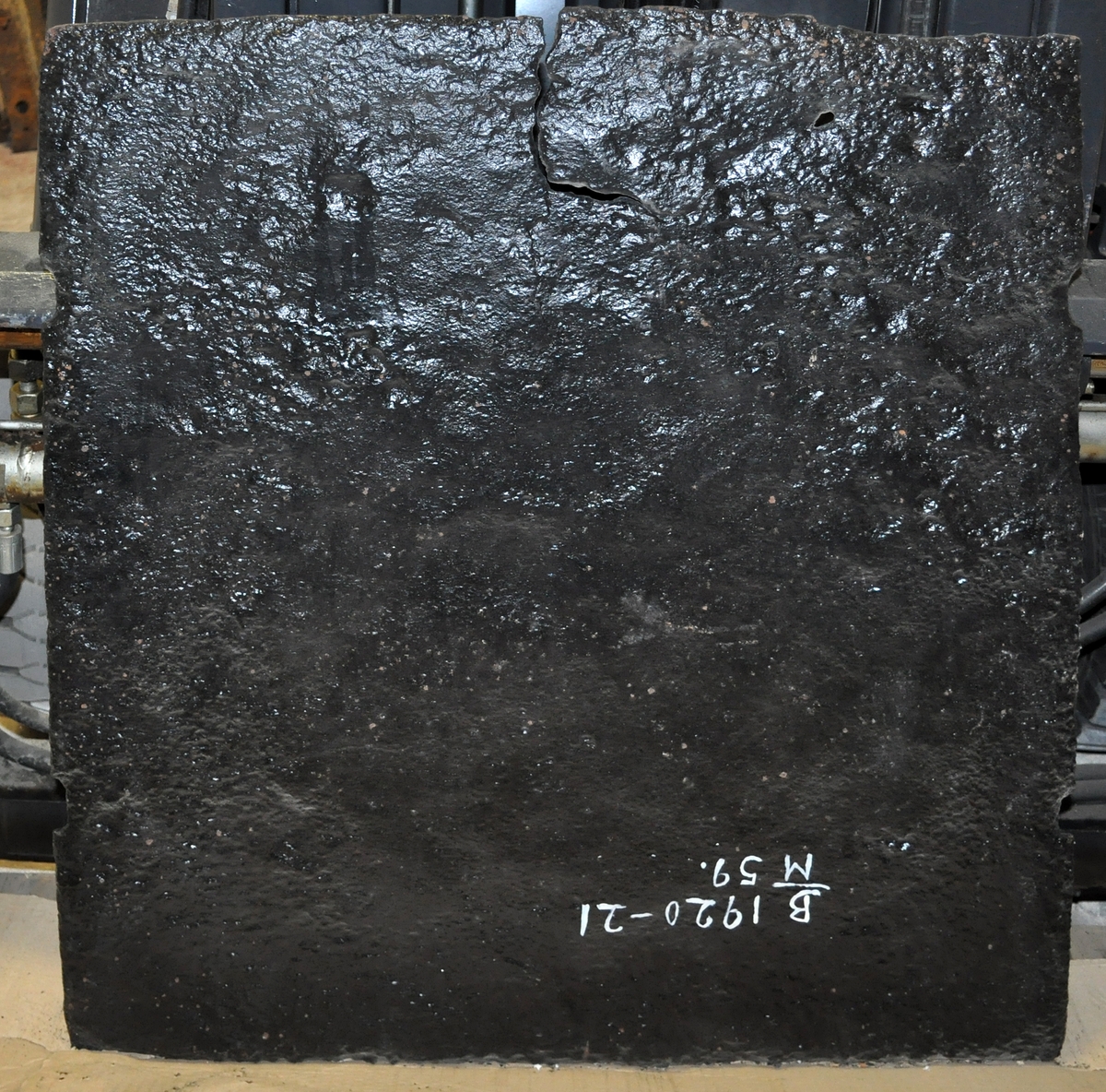 Fra protokollen (R. Berge):
Omn i ei høgd (botnplate vantar) med støypemynster i barok. Bakplata hev øvst denne innskrifti: "Alles thut in Jesu Nahm" "und so reths(?) drauf ein glaube Amen". 
Under denne ein stor sjaubladd blom, i kvart krunblad ordet: IESVS, i blomcentrum bokstavane A.M.E.N. Under blomen ymse motiv. Under desse att innskrifti: "Jesu beistand in der (Arbeit Jeder tag sein) Arbeit hat die uns mühel(?) früh und spät soll sie men von statten(?) gehen So müss Jesus bei dir stehen."
ST Anno (Jahr)  MT 1668 (Aarst. utydelegt).
Framstamnen som bakstamnen, men vantar alt som er nedanfor blomen.
Langsidune hev eit stort landskap, med ein islagd kanal(?), der ein mann gjeng paa (is)styltrur; han hev mist den eine og held paa aa dette i koll. Bak honom paa isen ser ein folk skuvar kvarandre paa kjolke. Bak kanalen landskap. Ikring bilætet er ei raame av baroksveivar. Yvi raama er ei innskrift, som luar: "Wer will närsisch(?) grösser sein Schadt ihm (je?) ... legt umehr ein."
Under bilætet au tysk innskrift, men støypingi er paa baae platune so utydeleg at ein fær kje samanheng i ho. 
Hyrneskinune vantar.