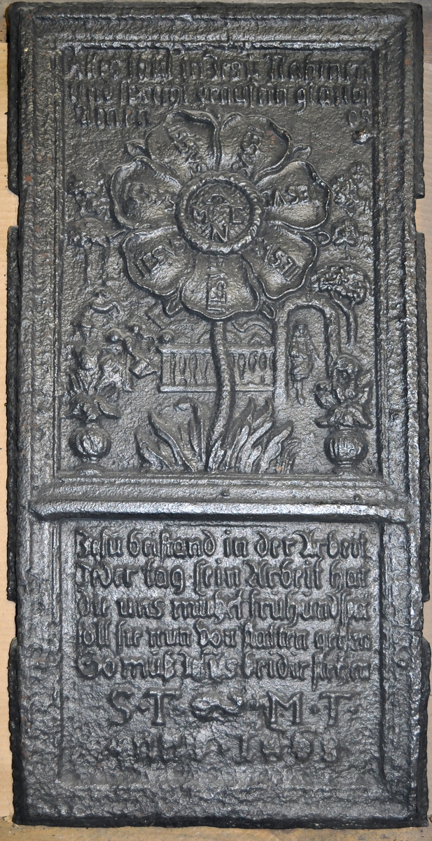 Fra protokollen (R. Berge):
Omn i ei høgd (botnplate vantar) med støypemynster i barok. Bakplata hev øvst denne innskrifti: "Alles thut in Jesu Nahm" "und so reths(?) drauf ein glaube Amen". 
Under denne ein stor sjaubladd blom, i kvart krunblad ordet: IESVS, i blomcentrum bokstavane A.M.E.N. Under blomen ymse motiv. Under desse att innskrifti: "Jesu beistand in der (Arbeit Jeder tag sein) Arbeit hat die uns mühel(?) früh und spät soll sie men von statten(?) gehen So müss Jesus bei dir stehen."
ST Anno (Jahr)  MT 1668 (Aarst. utydelegt).
Framstamnen som bakstamnen, men vantar alt som er nedanfor blomen.
Langsidune hev eit stort landskap, med ein islagd kanal(?), der ein mann gjeng paa (is)styltrur; han hev mist den eine og held paa aa dette i koll. Bak honom paa isen ser ein folk skuvar kvarandre paa kjolke. Bak kanalen landskap. Ikring bilætet er ei raame av baroksveivar. Yvi raama er ei innskrift, som luar: "Wer will närsisch(?) grösser sein Schadt ihm (je?) ... legt umehr ein."
Under bilætet au tysk innskrift, men støypingi er paa baae platune so utydeleg at ein fær kje samanheng i ho. 
Hyrneskinune vantar.