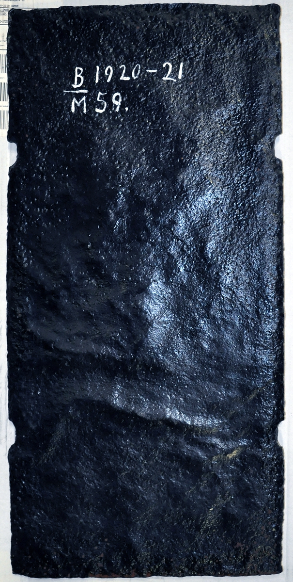 Fra protokollen (R. Berge):
Omn i ei høgd (botnplate vantar) med støypemynster i barok. Bakplata hev øvst denne innskrifti: "Alles thut in Jesu Nahm" "und so reths(?) drauf ein glaube Amen". 
Under denne ein stor sjaubladd blom, i kvart krunblad ordet: IESVS, i blomcentrum bokstavane A.M.E.N. Under blomen ymse motiv. Under desse att innskrifti: "Jesu beistand in der (Arbeit Jeder tag sein) Arbeit hat die uns mühel(?) früh und spät soll sie men von statten(?) gehen So müss Jesus bei dir stehen."
ST Anno (Jahr)  MT 1668 (Aarst. utydelegt).
Framstamnen som bakstamnen, men vantar alt som er nedanfor blomen.
Langsidune hev eit stort landskap, med ein islagd kanal(?), der ein mann gjeng paa (is)styltrur; han hev mist den eine og held paa aa dette i koll. Bak honom paa isen ser ein folk skuvar kvarandre paa kjolke. Bak kanalen landskap. Ikring bilætet er ei raame av baroksveivar. Yvi raama er ei innskrift, som luar: "Wer will närsisch(?) grösser sein Schadt ihm (je?) ... legt umehr ein."
Under bilætet au tysk innskrift, men støypingi er paa baae platune so utydeleg at ein fær kje samanheng i ho. 
Hyrneskinune vantar.