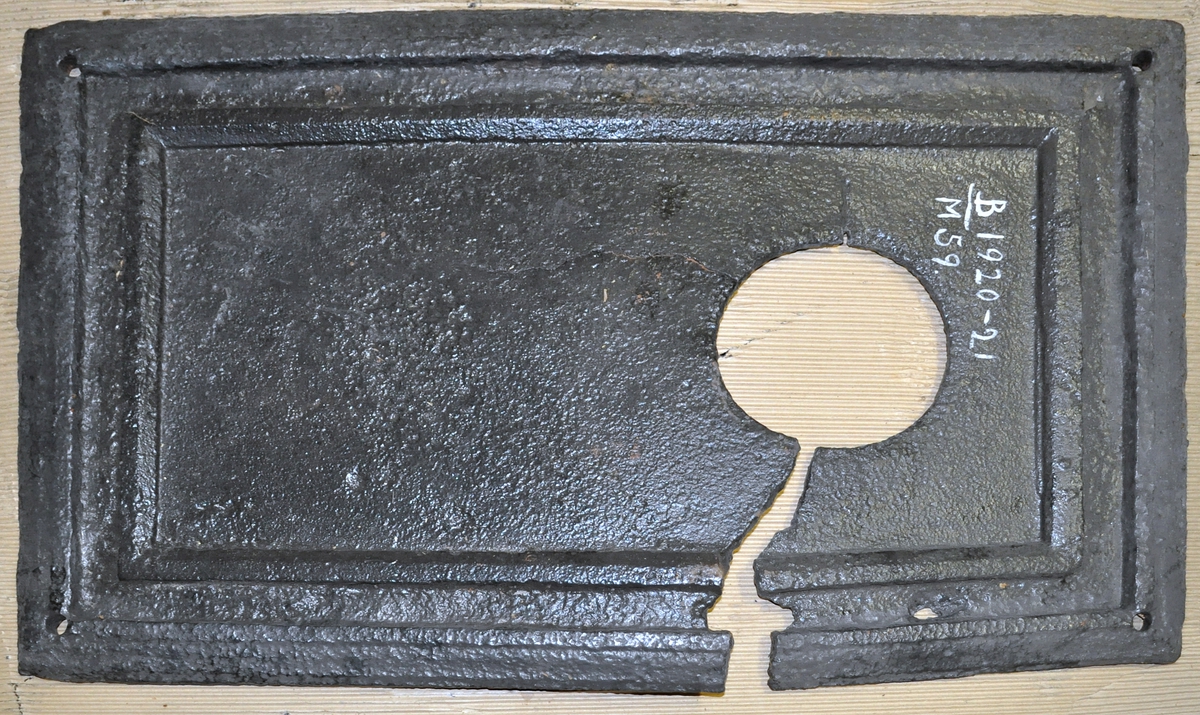 Fra protokollen (R. Berge):
Omn i ei høgd (botnplate vantar) med støypemynster i barok. Bakplata hev øvst denne innskrifti: "Alles thut in Jesu Nahm" "und so reths(?) drauf ein glaube Amen". 
Under denne ein stor sjaubladd blom, i kvart krunblad ordet: IESVS, i blomcentrum bokstavane A.M.E.N. Under blomen ymse motiv. Under desse att innskrifti: "Jesu beistand in der (Arbeit Jeder tag sein) Arbeit hat die uns mühel(?) früh und spät soll sie men von statten(?) gehen So müss Jesus bei dir stehen."
ST Anno (Jahr)  MT 1668 (Aarst. utydelegt).
Framstamnen som bakstamnen, men vantar alt som er nedanfor blomen.
Langsidune hev eit stort landskap, med ein islagd kanal(?), der ein mann gjeng paa (is)styltrur; han hev mist den eine og held paa aa dette i koll. Bak honom paa isen ser ein folk skuvar kvarandre paa kjolke. Bak kanalen landskap. Ikring bilætet er ei raame av baroksveivar. Yvi raama er ei innskrift, som luar: "Wer will närsisch(?) grösser sein Schadt ihm (je?) ... legt umehr ein."
Under bilætet au tysk innskrift, men støypingi er paa baae platune so utydeleg at ein fær kje samanheng i ho. 
Hyrneskinune vantar.