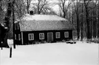 Manbyggnad och 2 flyglar. Årås kvarn och gård