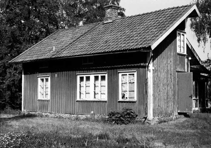 Affär i Sjuntorp. Gamla affären 400 m sv om Rättaregården.