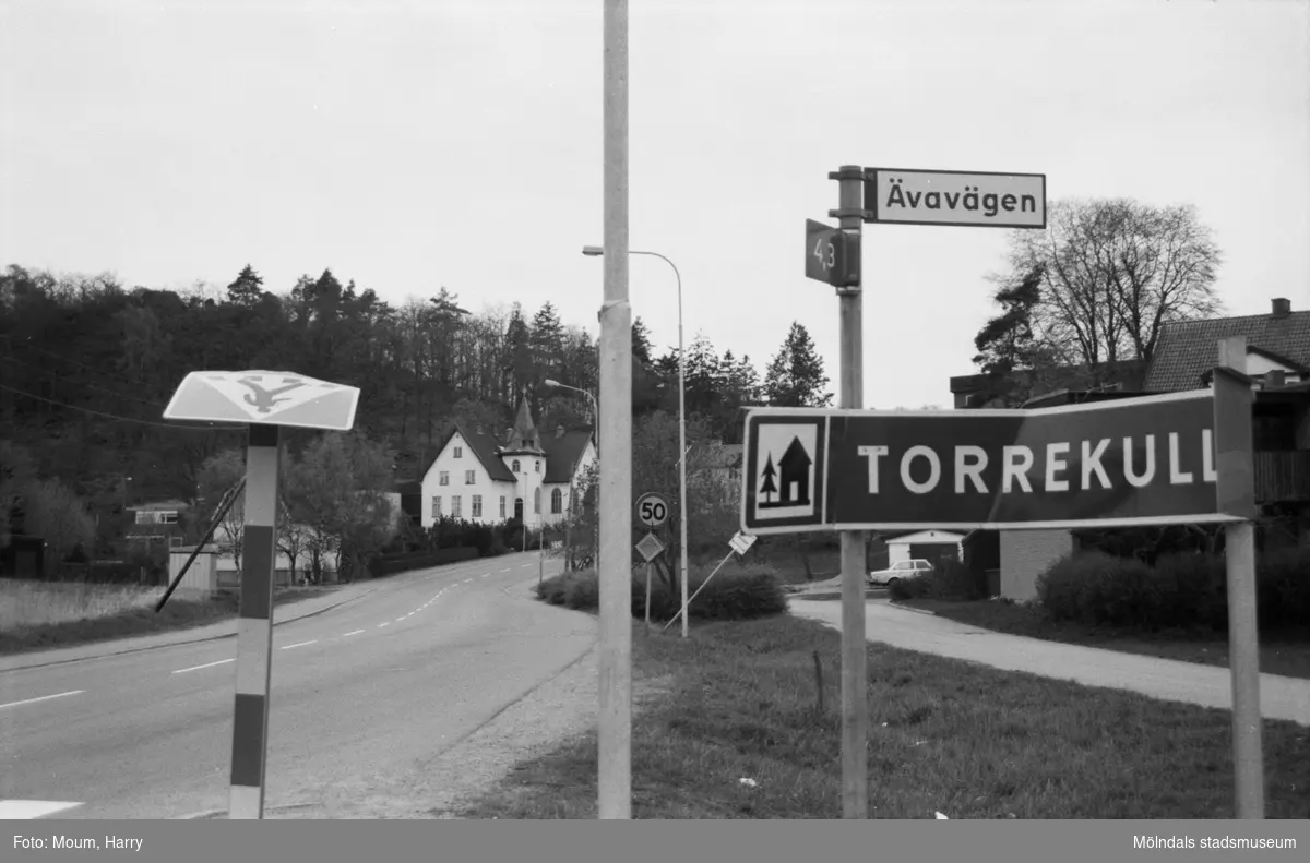 Vandaliserade vägskyltar vid Labackavägen i Kållered, år 1985.

För mer information om bilden se under tilläggsinformation.