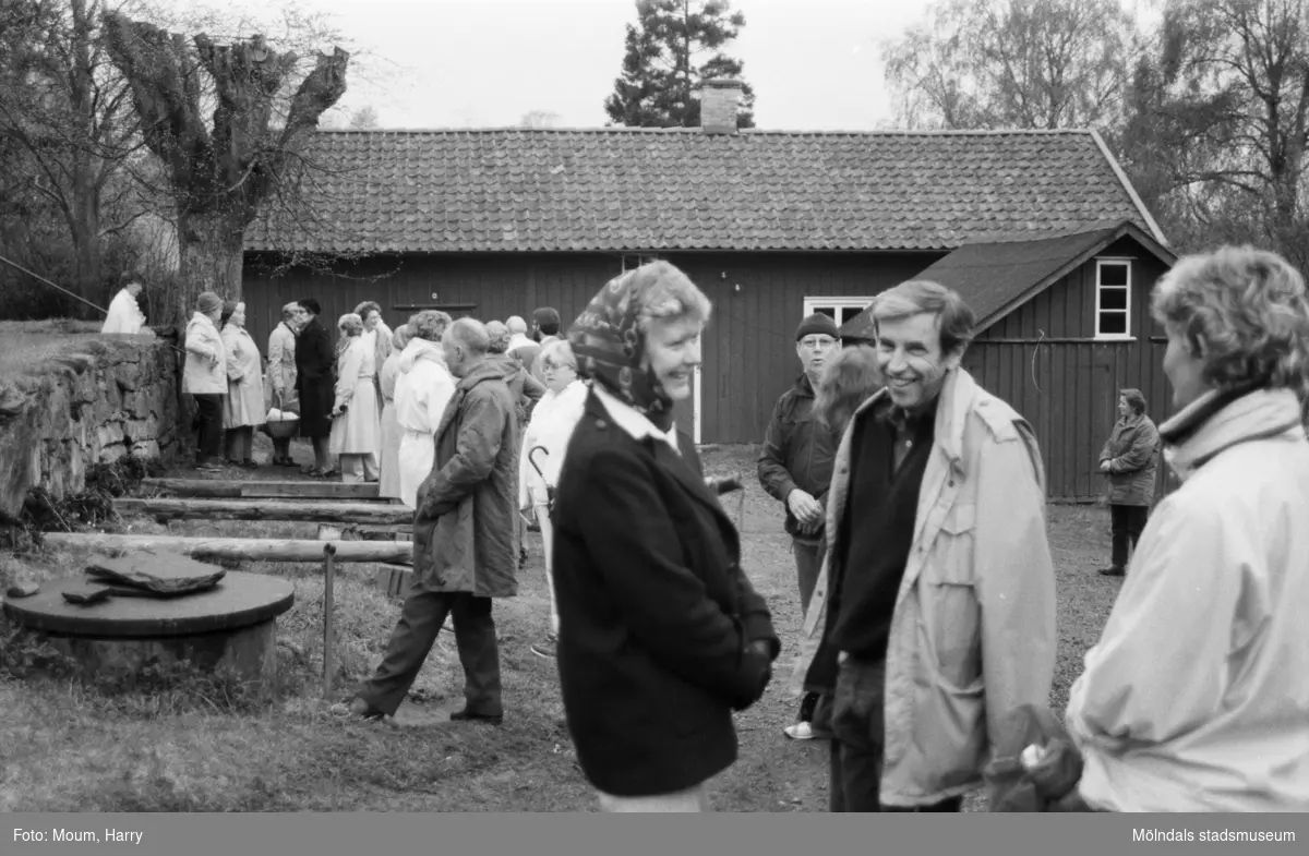 Gökotta vid hembygdsgården Börjesgården i Hällesåker, Lindome, år 1985.

För mer information om bilden se under tilläggsinformation.