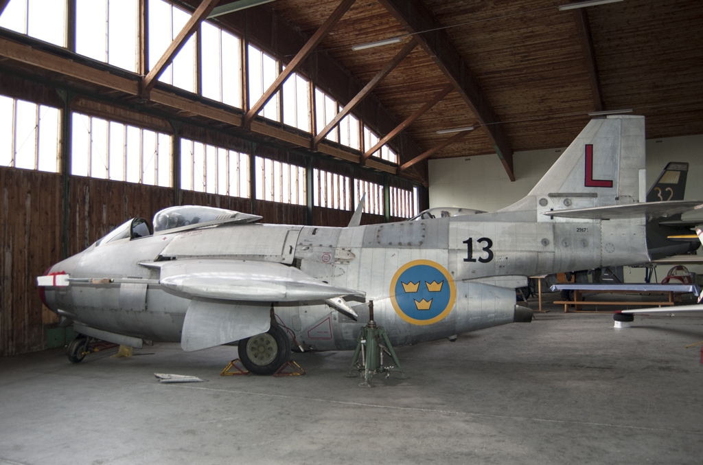 Jaktflygplan J 29A
Saab 29 Tunnan. 

Flygmotor SFA RM 2. 
Flygplanet har en fullt komplett instrumentuppsättning.
Märkning: På nosen en röd ring, rött är färgen för första divisionen på F 13; på bakkroppen kronmärke och flottiljsiffra 13: på fenan ett rött L.
