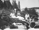Picknick på bergskanten ovanför sjön