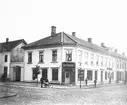 Arvid Bergströms manufaktur hörnet Edsgatan-Kungsgatan.  Vänersborg