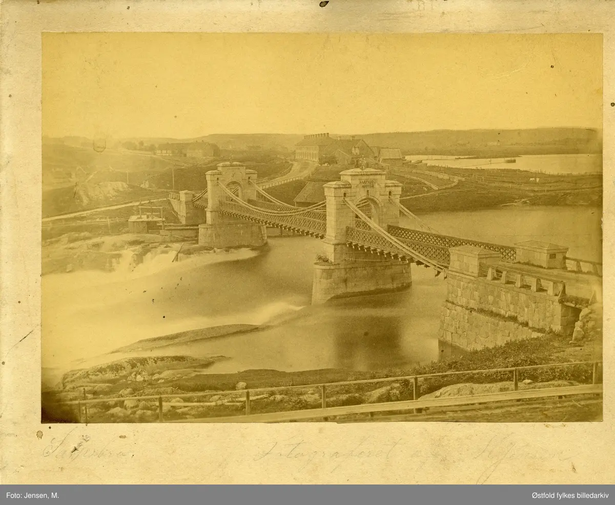 Sarpsfossen og Sarpsbrua, bygd i 1854. Fotografert fra Hafslundsida. 