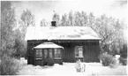 Svarvaretorp i vinterskrud innan stugan fick ny veranda och målats i början av 1930-talet.  Gestad