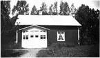 Svarvaretorp med ny veranda och rödmålad på 1930-talet.  Gestad