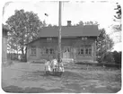 Lärarbostaden vid Järns skola. Skollärare Helsings barn: Annie, Elin och Märta.