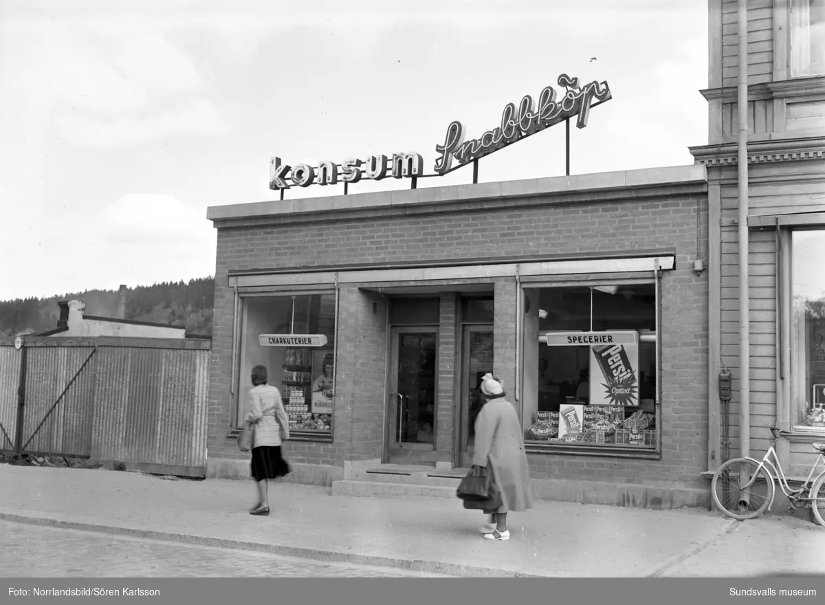 Konsumbutik på Storgatan 60. Längst till höger skymtar Öhmans affär.