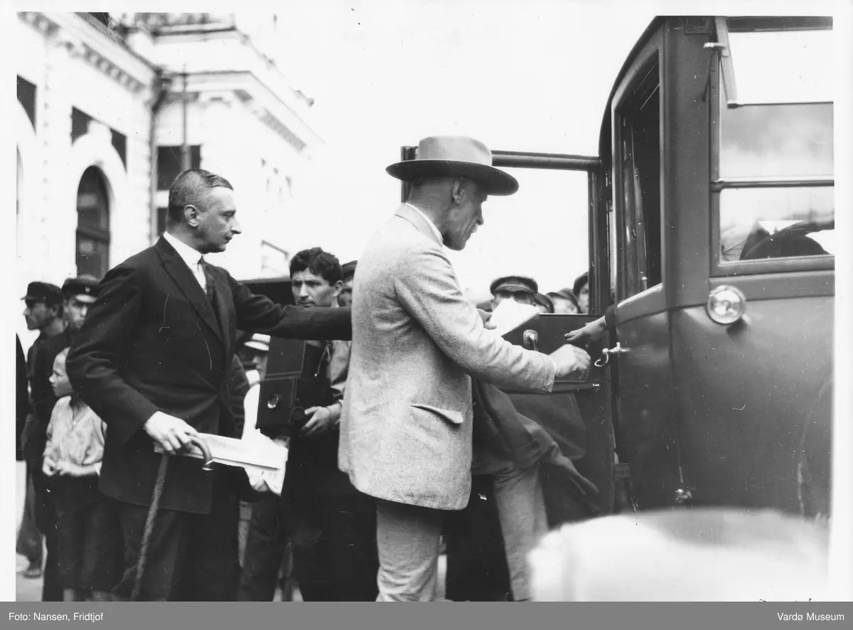 Fridtjof Nansen blir tatt i mot av Maksim Litvinov på en jernbanestasjon i Moskva 1928.