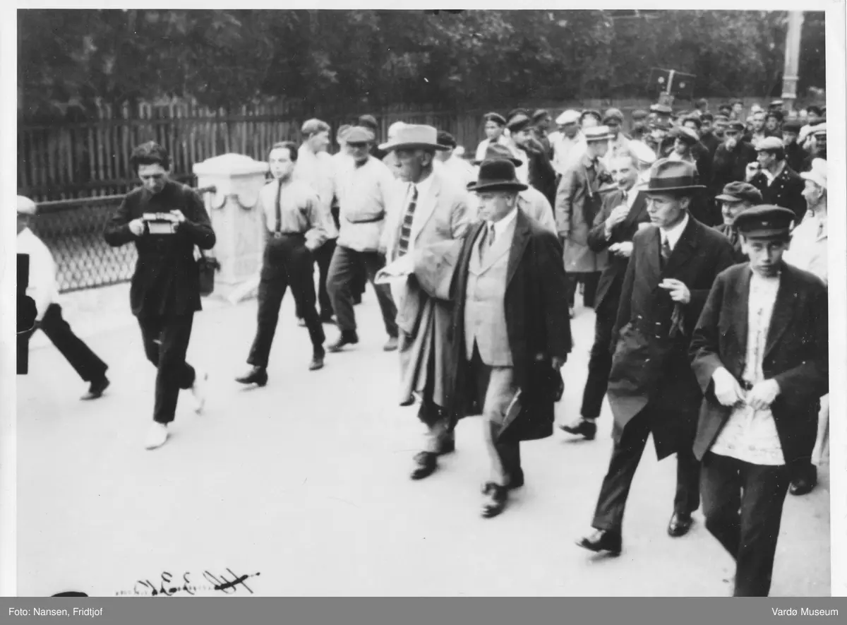 Fridtjof Nansen blir tatt i mot av Maksim Litvinov på en jernbanestasjon i Moskva 1928.