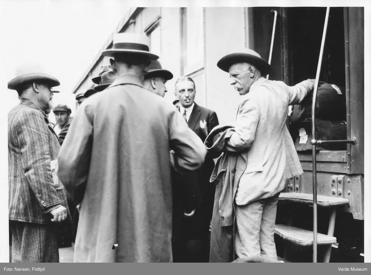 Fridtjof Nansen blir tatt i mot av Maksim Litvinov på en jernbanestasjon i Moskva 1928.