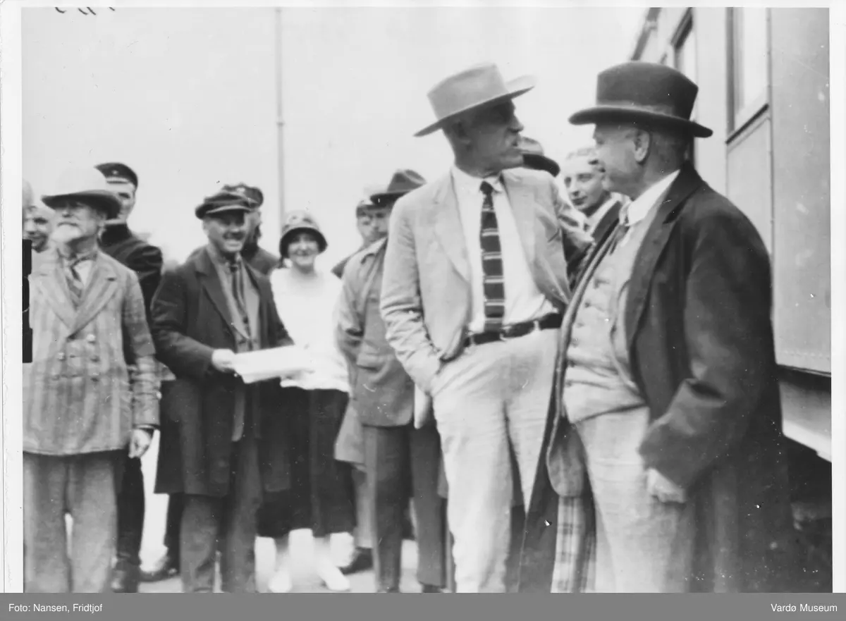 Fridtjof Nansen blir tatt i mot av Maksim Litvinov på en jernbanestasjon i Moskva 1928.
