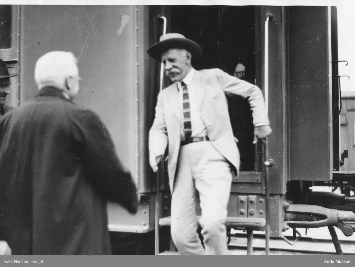Fridtjof Nansen blir tatt i mot av Maksim Litvinov på en jernbanestasjon i Moskva 1928.