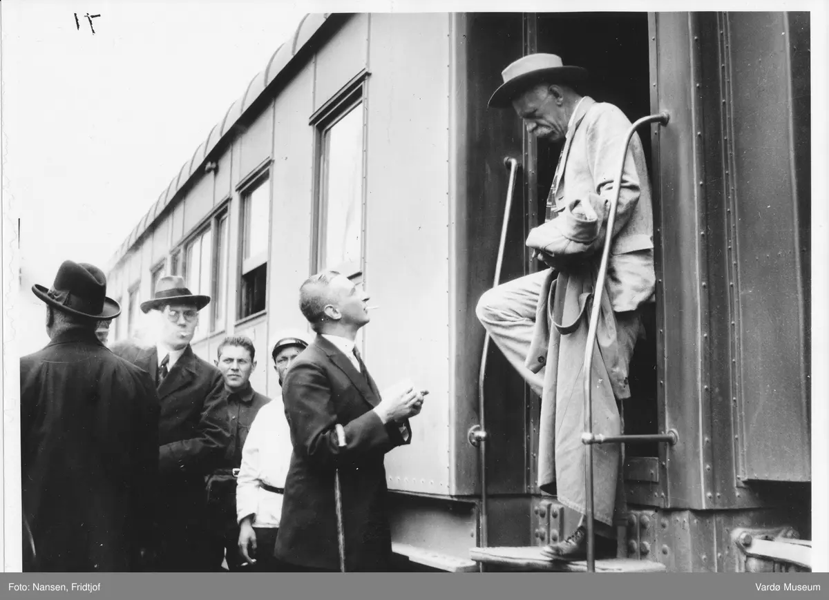 Fridtjof Nansen blir tatt i mot av Maksim Litvinov på en jernbanestasjon i Moskva 1928.