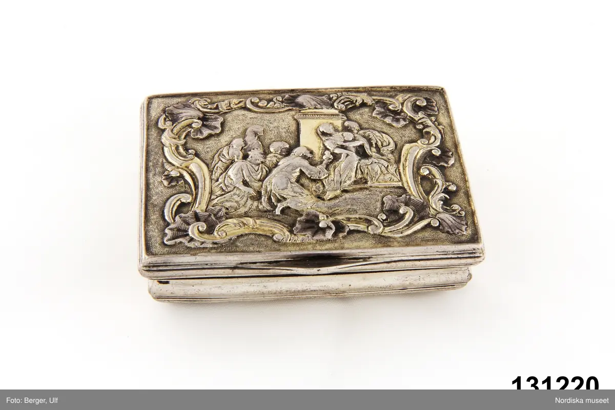 Man och kvinna i 1700-talskläder
Spädbarn
Konungarnas tillbedjan