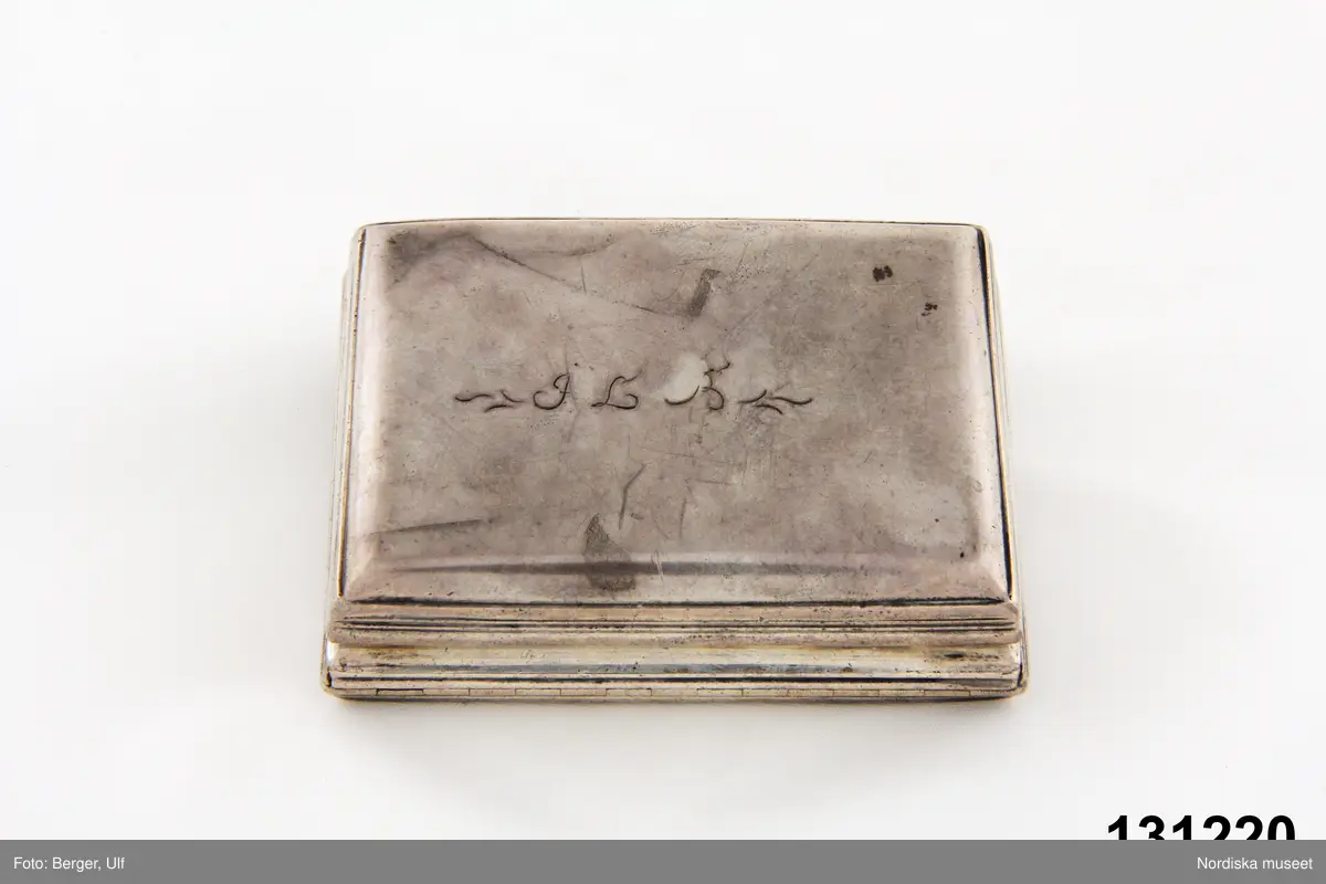 Man och kvinna i 1700-talskläder
Spädbarn
Konungarnas tillbedjan