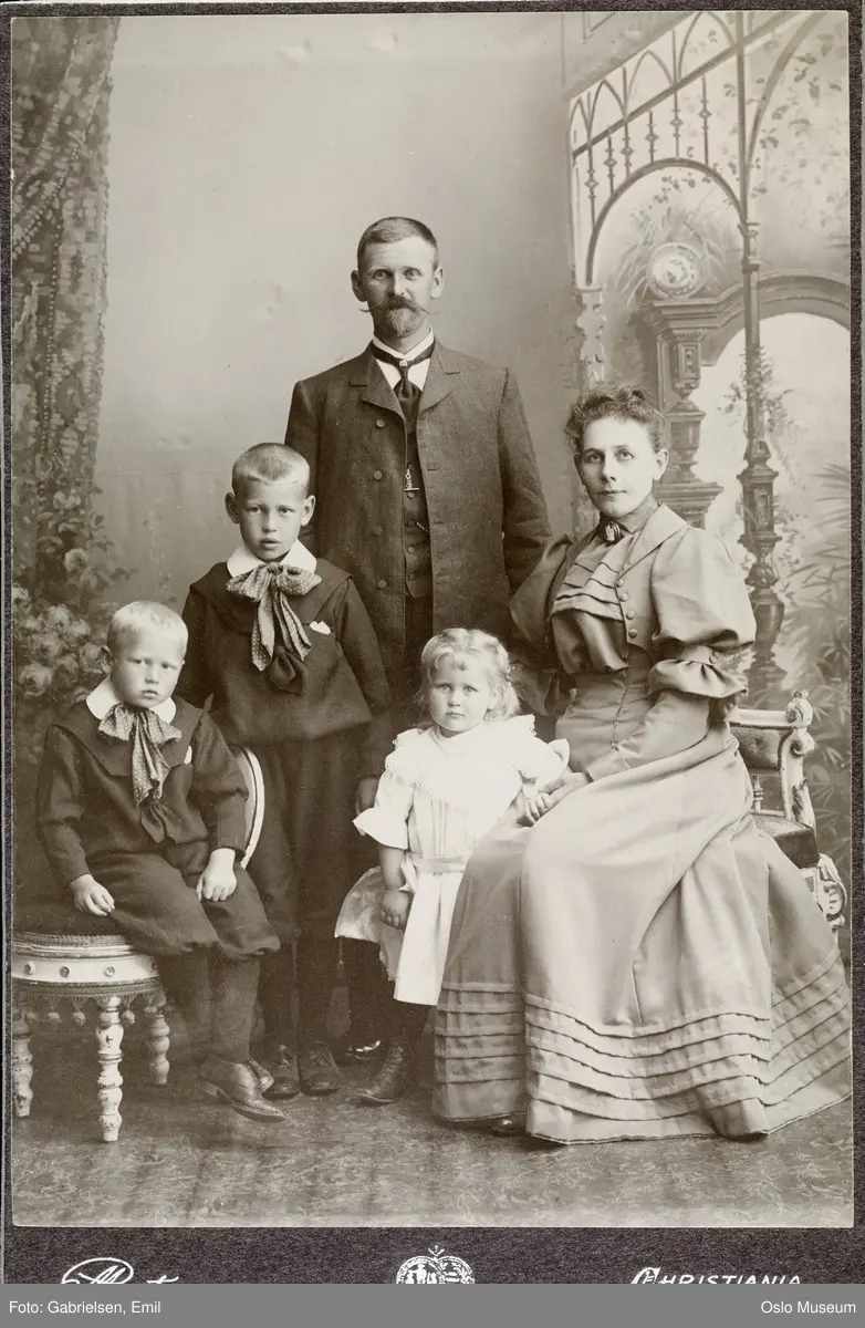 familiegruppe, mann, kvinne, gutter, jente, stående og sittende helfigur