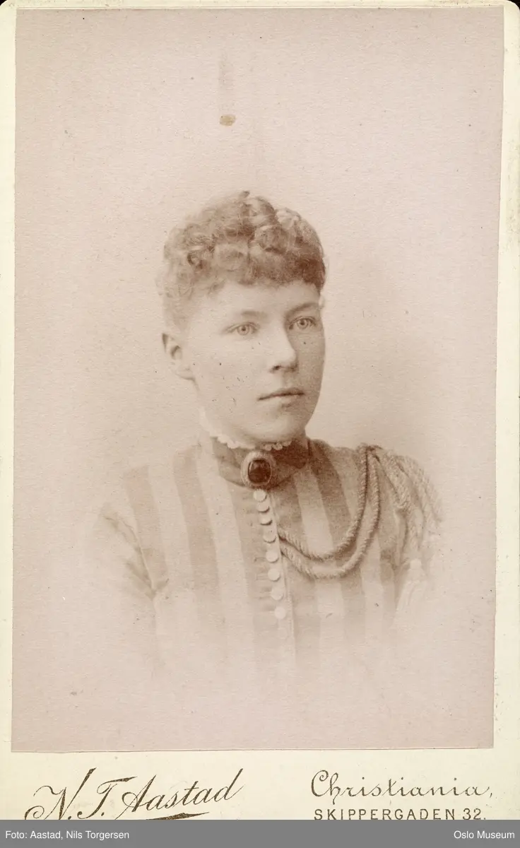 portrett, kvinne, vignettert brystbilde
