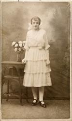 portrett, jente, konfirmant, stående helfigur