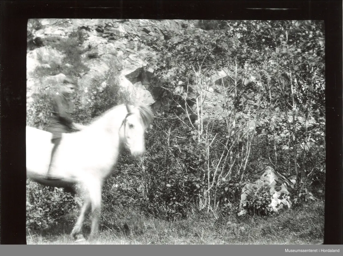 Fossdal ca. 1930. Anna Fossdal f. 1922 på ein hest.