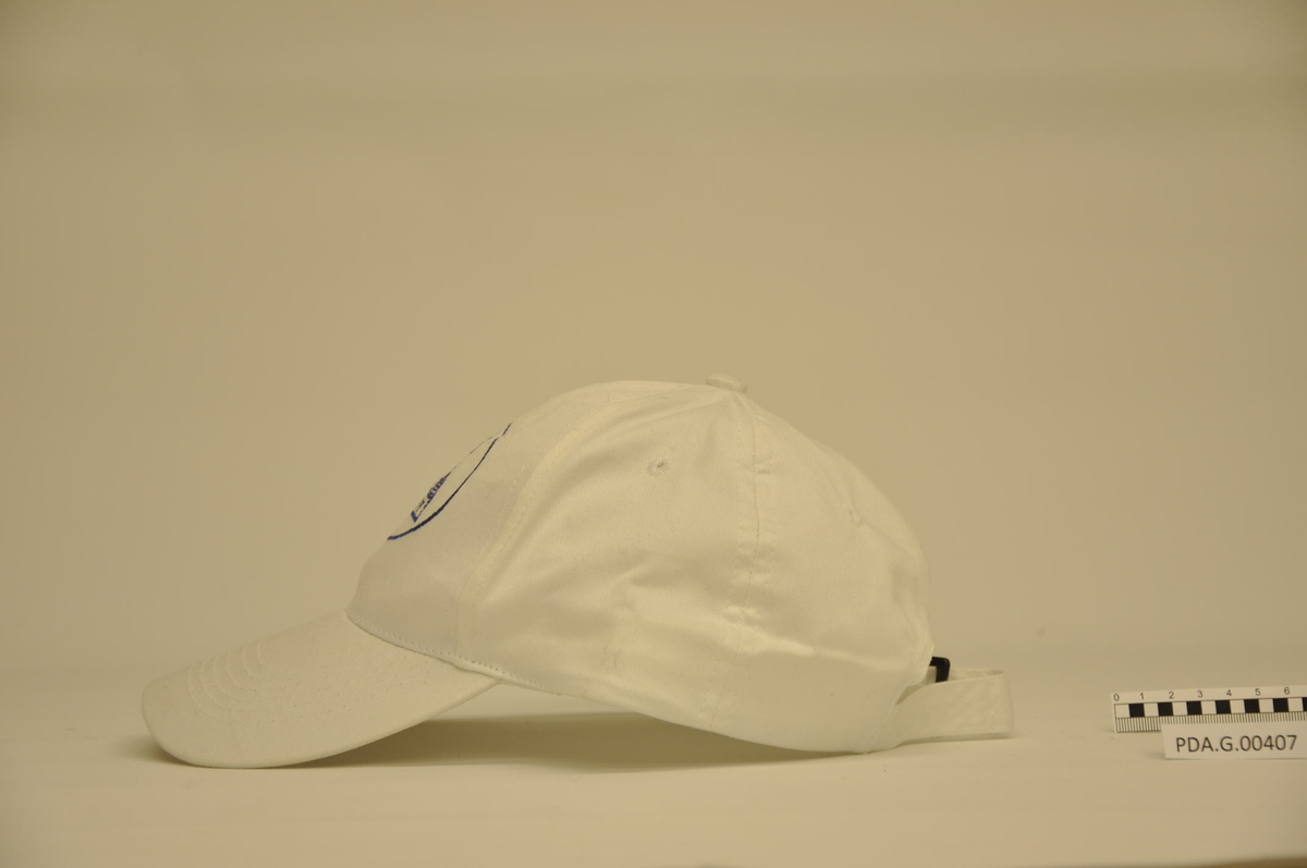 Petter Dass med prestekrage, over en bok.