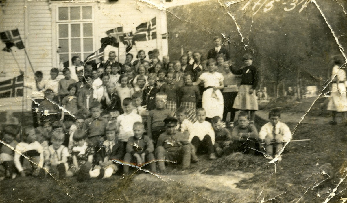 17.Mai feiring på Kvitnes i 1937. Barnetoget er samlet foran skolen.