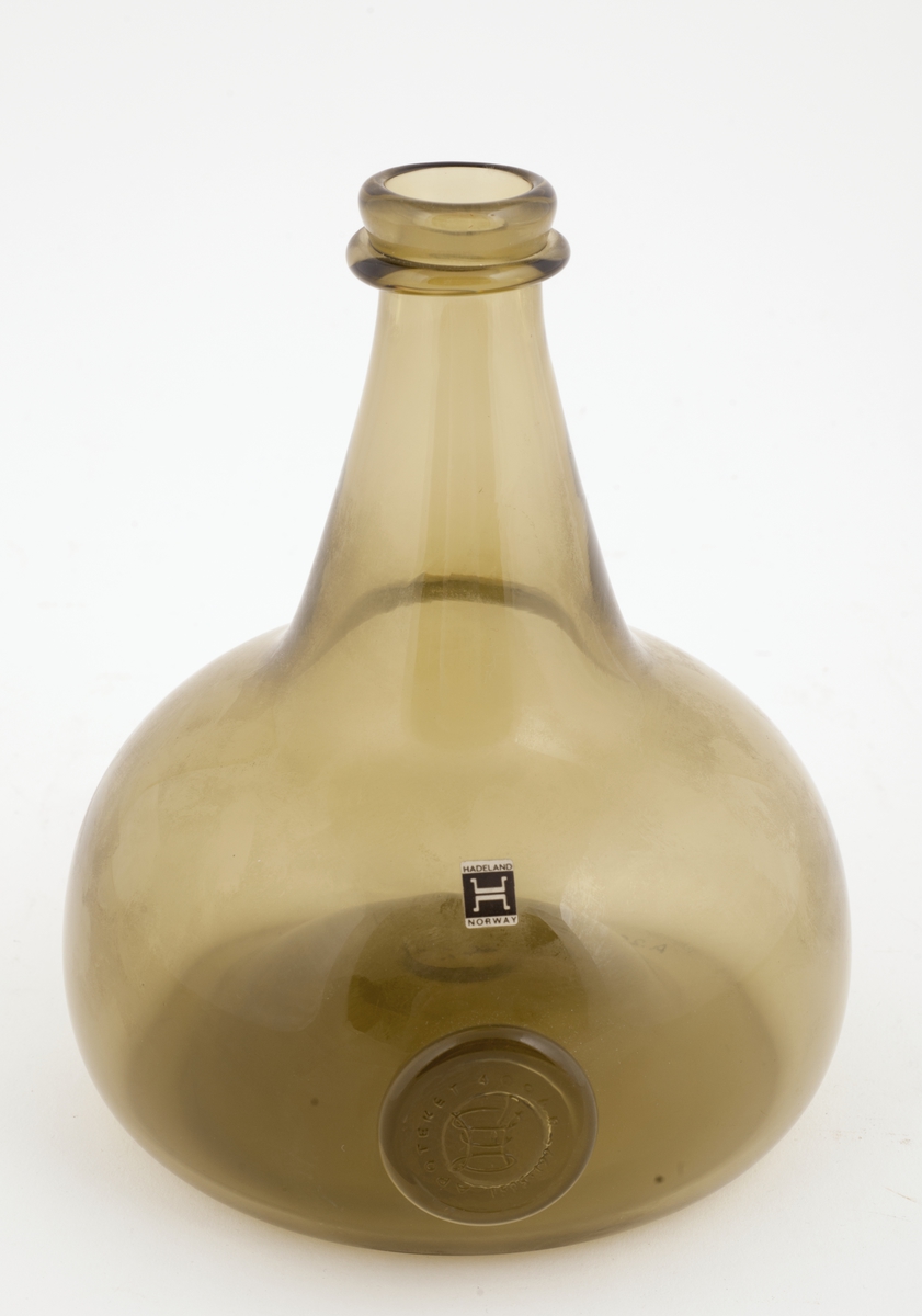 Flaske med innstøpt logo for apotekets 400-års jublileum.