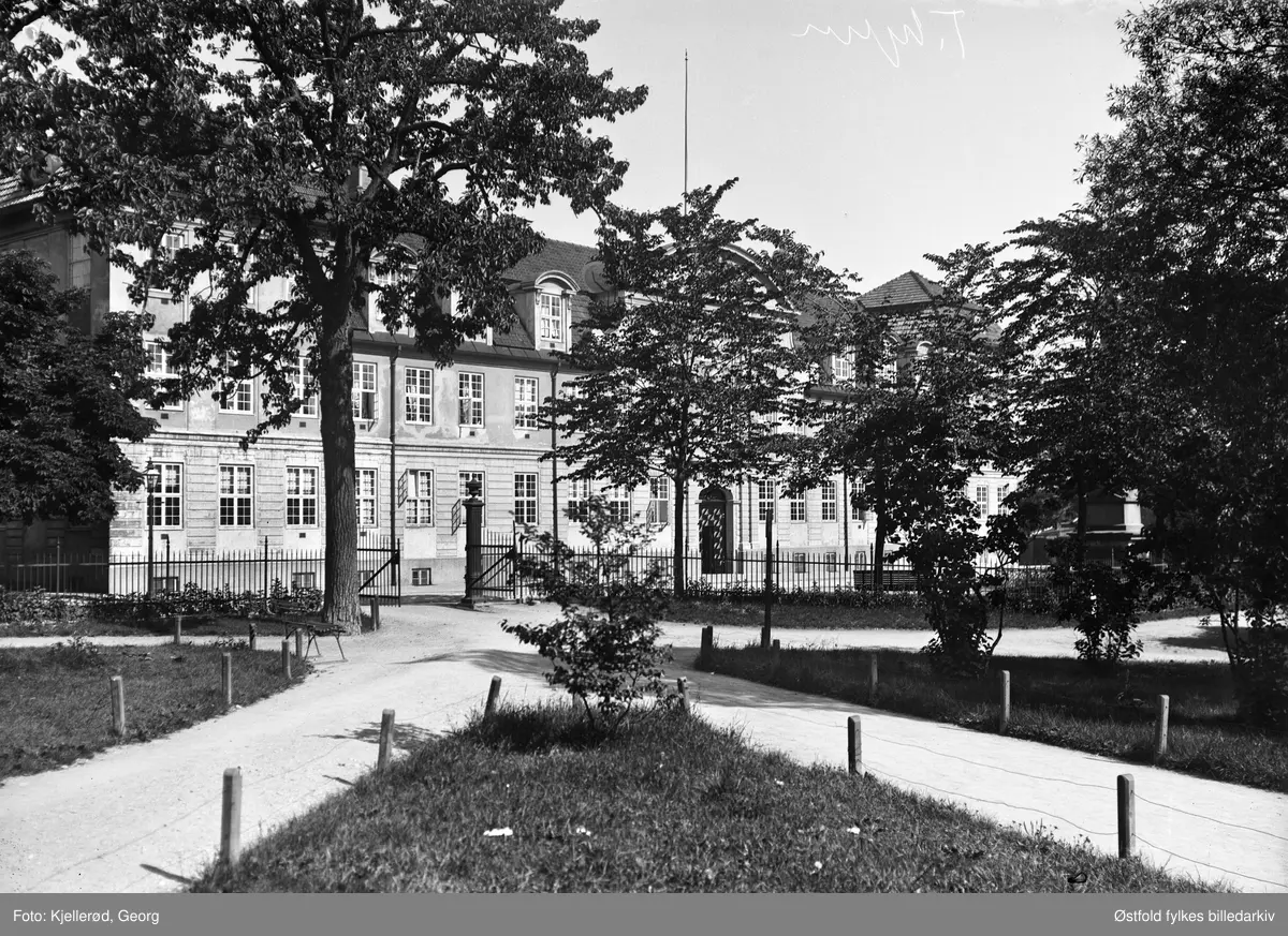 Domkirkegården park i Trondheim. med Thomas Angells Hus med fasade mot Archidiakoni plass. Et bygningskompleks med uteleieleiligheter for eldre, bygd, Thomas Angelli 1770-72. Bygningen er også kalt "Klosteret", ygningen er fredet. 

"Parken er Domkirkegården i Trondheim, mot Bispegata og Thomas Angells Hus, eldrebolig for kvinner av borgerskapet, her i utforming i berlinerbarokk etter arkitekt Axel Guldahls om- og påbygning."
(Ivar Stav 2015)
