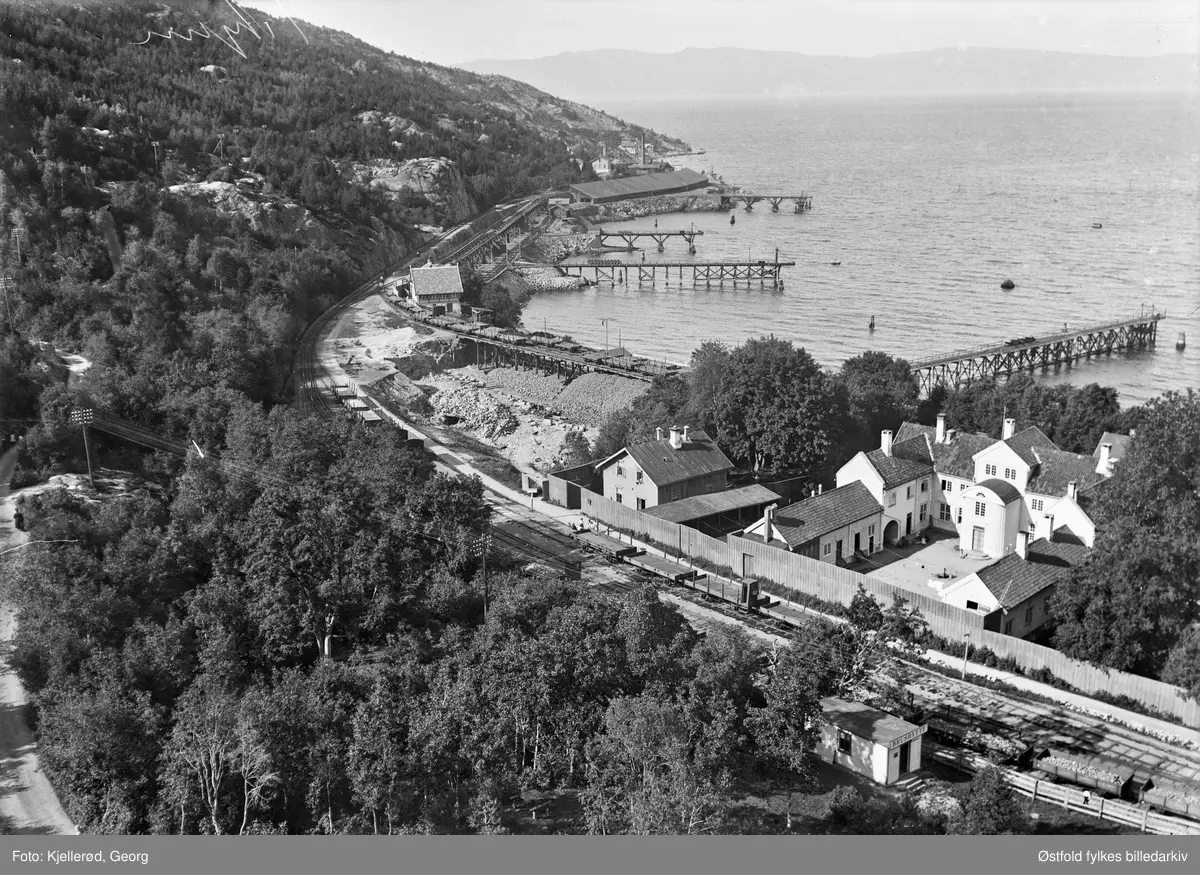 Ilsviken gård i Strinda ved Trondheim.  Epidemilasarett fra 1872-1902, fra 1910 brukt til bolighus og innredet med ni leiligheter, under andre verdenskrig brukt til kaserne for tyske offiserer, og vika ble benytta til sjøflyhavn. 
Bygningen er fredet. 

Skilt på liten hvit bygning nederst til høyre: BRUSHYTTE.

"Tunet nærmest tilhører Ilsviken gård, gammel lystgård i Trondheim. Her er området industrialisert med jernbanespor og utskipingshavn for malmgruvene øverst i Gauldalen. Mot neset ytterst (Høvringen) kom senere byens oljehavn, med store tanker i  lia opp fra fjorden. i Trondheim.
(Ivar Stav, 2015)