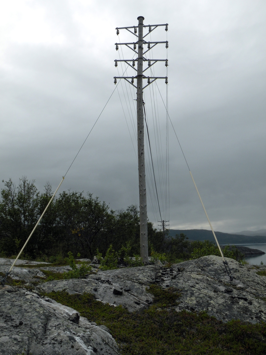 Ca 115 stolper, typisk rikskurs. Stolpelengden er tilpasset terrenget for å minske belastningen på stolpene. Det er brukt jern nr 3, og sannsynligvis 3,3 mm koppertråd. Kursen er fremdeles i bruk (2011). Kursen går mellom Vadsø og Alta, og stedet Landersfjord ligger ved Laksefjorden mellom Ifjord og Kunes.
