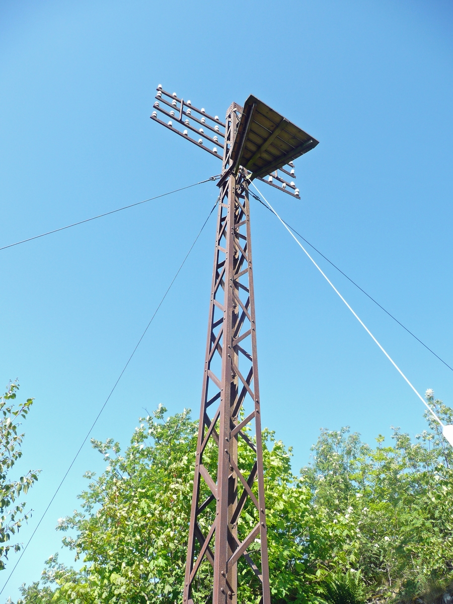 Jernstolpen i Mandal ble oppført i 1910. Den står fortsatt på sitt opprinnelig sted, Skottholsheia, sentralt i Mandal. Stolpen ble sist restaurert i 1998. Det har vist seg at jernstolper var svakere enn trestolper ved ekstrem ising på linjene. Det hendte at stolpene ble ødelagt av kraftig snøfall.