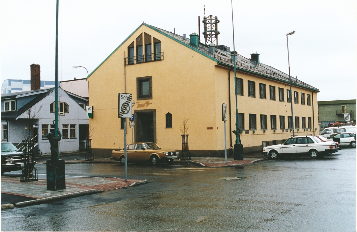 Kirkenes telegrafbygning er et av landets best bevarte kontorbygg fra ettekrigstiden. Bygningen er typisk for gjenreisningen etter krigen og fremstår som et prakteksempel på sin tids moderne arkitektur. Bygningen er  (1997) bortimot identisk med slik den var da den stod ferdig i 1955. Bygningen ligger sentralt i byens sentrum sammen med rådhuset og posthuset. Tilsammen danner de tre et symmetrisk offentlig torv, en løsning som ikke var uvanlig etter krigen, og utgjør et godt synlig samlingspunkt som er lett tilgjengelig for kommunens innbyggere. Også de spesialtegnede flaggstengene utenfor bygget er verneverdige.