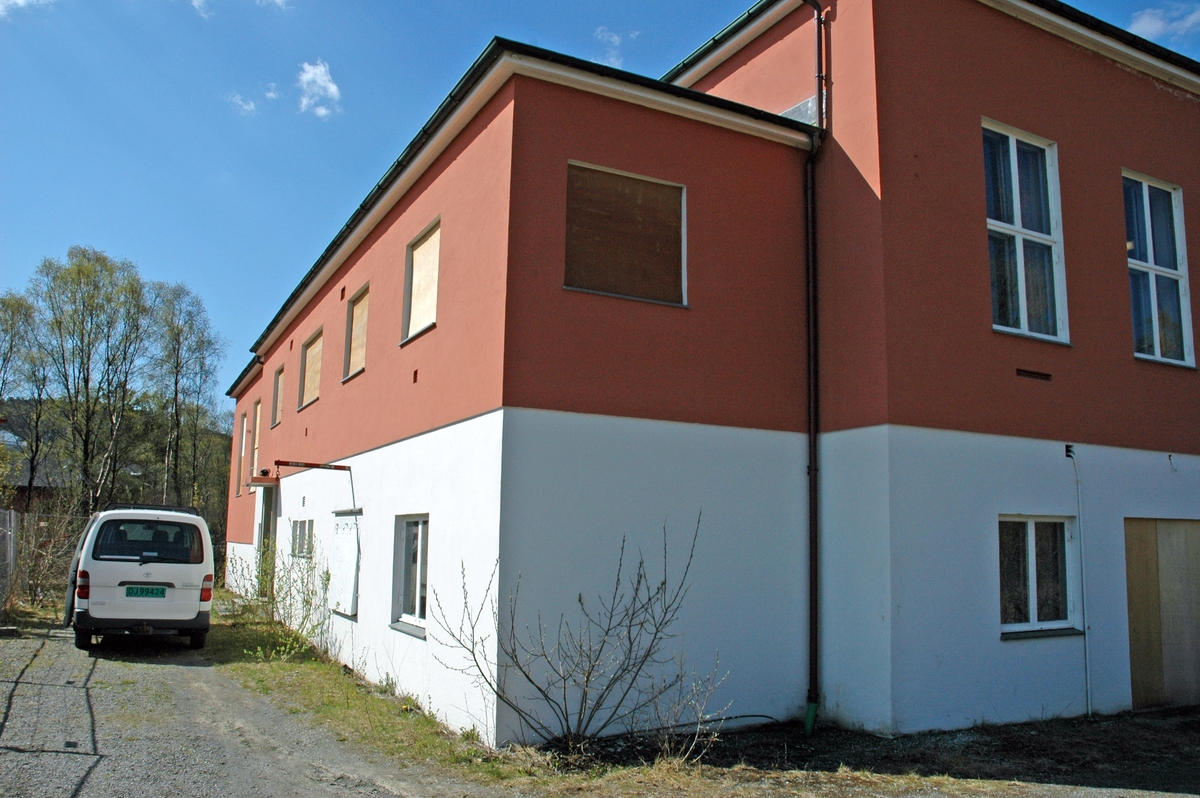 Askøy kringkaster er oppført i pusset betong i funkisstil, og stod ferdig i 1936-37. Senderbygningen på 24 x 12 meter fungerte som et stort senderkabinett for en 20 kW Telefunkensender fra Tyskland. Senderen er unik, fremdeles på plass og i god stand. Den ble nedlagt i 1978. Bygningen er toetasjes i halve bygget, enetasjes i resten. I bygningens sørvestre hjørne står transformatoren som transformerte spenningen ned til 230 Volt og leverte til senderens hovedtavle.

I mellometasjen (maskinrommet) er hovedtavle, motorer, generatorer, roterende omformer og høyspenningslikeretter. 

I sokkeletasjen ble høyspenningen filtrert og levert til modulator og utgangstrinn. Her er også kjølevannspumpe, kjølevannstank og destillasjonsapparat. Vannet passerer en radiator hvor luft passerer ved hjelp av en stor ventilator. Marconisenderkabinettet på 1 kW er også plassert her.

I den øverste etasjen står Telefunkensenderen med høyfrekvensforsterkere, lavfrekvensforsterkere, avstemmings – og antennetilpasningsenheter, linjeforsterkere, kontrollorganer og kontrollpult med styringsutstyr.

Det var to høye 150 meter master tilknyttet huset. Huset var i en periode panelt med stående og liggende bord.