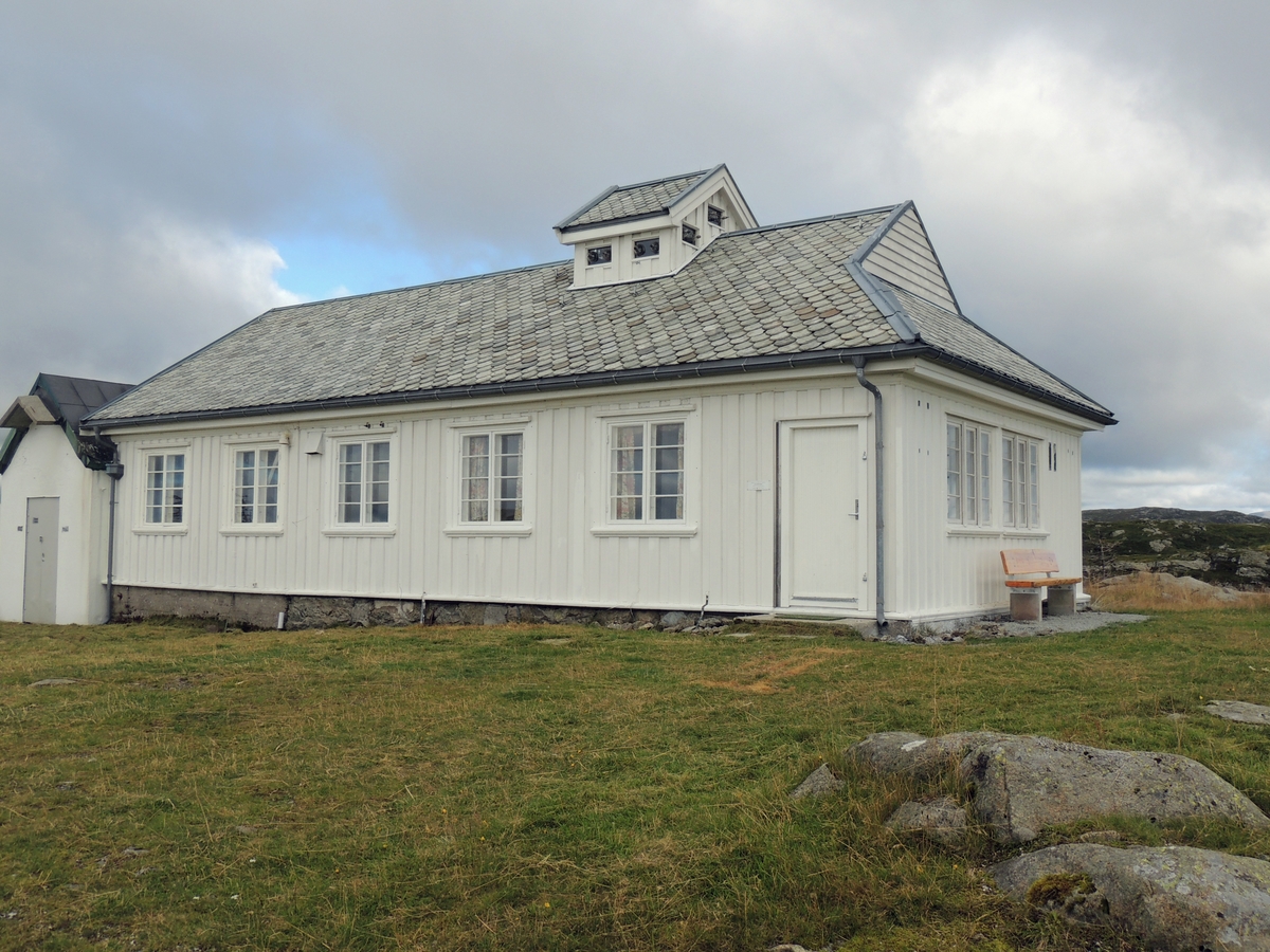 Rundemanen, Bergen. Stasjonsbygningen, i tillempet nasjonalromatisk stil, er bygd i tre uten kjeller. Den inneholdt foruten ekspedisjonsrom og senderrom, et kontorrom, et lite batterirom samt veranda. Senderen var i 1912 en gnistsender på 5 kW fra Telefunken. Den hadde en rekkevidde på 350 nautiske mil og ble erstattet med en 4,5 kW «Rævsender», den første i Europa i 1922.   

Etter at Stortinget bevilget 80.000 kroner til bygging av Bergen radio 4. mai 1911, kunne stasjonen offisielt åpnes 1. september 1912. Anlegget bestod av en radiostasjon med stasjonsbygning, funksjonærbolig og transformatorhus og lå på på toppen av Rundemanen, 560 mo.h. Rundemanen var utenfor rekkevidde av fiendtlige krigsskip, men innenfor beskyttelse av Kvarven Festning. 
 Den hadde en rekkevidde på 350 nautiske mil 
Transformatorkiosken var bygd i «Ålesundsmur» tekket med kobber og er i dag revet. Et eget maskinhus med aggregat kom i 1917, oppført i tre i en etasje uten kjeller. Maskinhuset med komplett verksted og aggregat er bevart, sammen med blant annet verktøy. 
Linjemannsboligen, bygd i 1919-1920, ble revet i 1982. Bygget var oppført i stein i halvannen etasje pluss kjeller og inneholdt en familieleilighet samt diverse soverom og lager. Også messebygningen, eller funksjonærboligen, ble revet i 1982. Bygget var fra 1912, oppført i tre, i 1 1/2 etasje med kjeller. Husets første etasje inneholdt bestyrerleilighet og messe mens annen etasje var innredet med hybler. Det var badekar i kjelleren. Drikkevannet ble hentet via pumpe fra et inngjerdet tjern. Kloakken gikk ut i terrenget. Samtlige hus hadde elektrisk lys. Alle bygninger unntatt transformatorkiosken var tekket med skifer. 
I 1927 fikk stasjonen skipsradiotjeneste på kortbølge. Tjenesten ble flyttet til Rogaland radio i begynnelsen av1960- årene, mens Bergen radio holdt frem som kystradiostasjon på mellombølgen. 
I 1930 ble ekspedisjonen flyttet til Fyllingsdalen, mens stasjonen på Rundemanen fortsatte som senderstasjon. Ekspedisjonen ble like etter annen verdenskrig flyttet til Hellenesset. 
Stasjonen var bemannet frem til 1982. En del av utstyret er overført til Askøy-samlingen.
