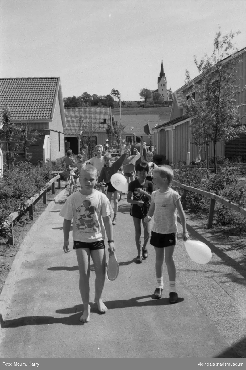 Firande av Kyrkängens dag i Lindome, år 1985.

För mer information om bilden se under tilläggsinformation.