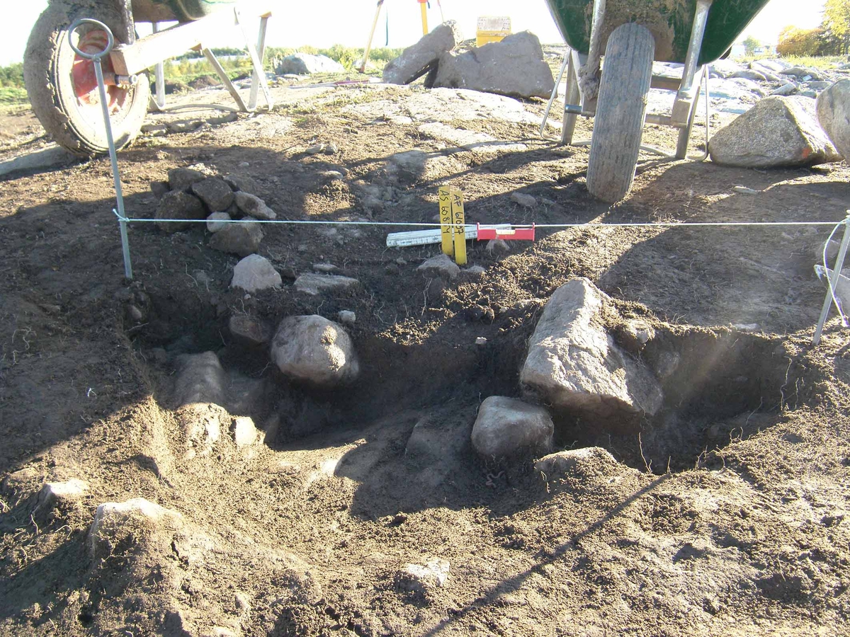 Arkeologisk slutundersökning, stolphål A60874 med stenskoning, Berget, Gamla Uppsala, Uppsala 2008