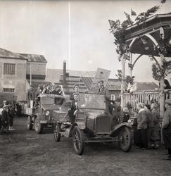 Russ på torget på Sortland 1947. Den nærmeste er en Ford T å