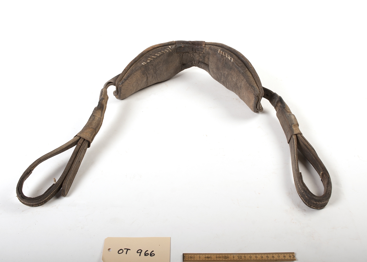 Høvre til en lettsele/travsele. Et høvre er en del av hestens seletøy. Det består av en tverrstilt bøyle som hviler på to ovale eller rektangulære trestykker med konveks underside. Disse bæreputene (også kalt høvreballer eller bunger med mer) plasseres like bak hestens manke. Tømmene går gjennom to hull i høvret eller gjennom ringer av metall festet til det.