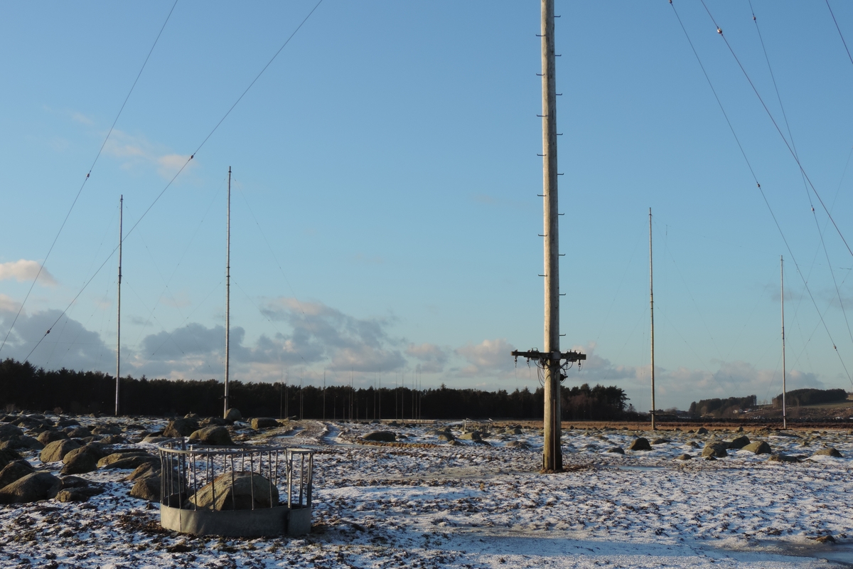 Mastene er knyttet til mottakerstasjonen for Rogaland radio. Anlegget består av 30 tremaster i formasjon. Mastene er rundt 20 meter høye og bærer retningsantenner for kortbølgemottakerne, såkalte rombeantenner. Anlegget står praktisk talt uendret siden etableringen i 1959.